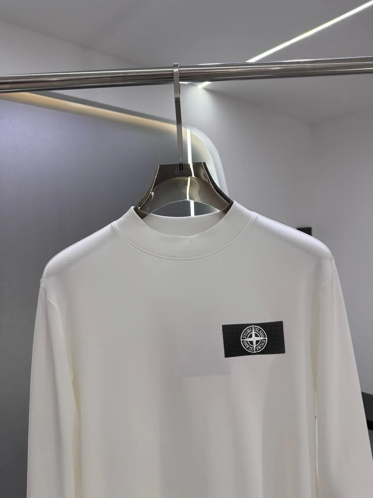 P220 Stone Island 2025 autumn and winter men's latest trade order mid-collar bottoming shirt, in full condition! ! Designed with logo embroidery! Customized 100% pure cotton fabric! Weighing 330g, the upper body is comfortable and breathable, not stiff, and has a rich three-dimensional feel overall. It is a quality export order that meets the simple needs of commuters. The upper body effect is very good, slimming, and not picky about the figure. The fabric workmanship is impeccable. Black White Size: XS-2XL